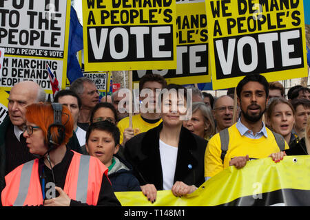 Londra, Regno Unito. 23 marzo, 2019. Il voto popolare marzo a Londra: il corteo di protesta è stato guidato da un gruppo che comprende il Partito dei Verdi MP Caroline Lucas e il gruppo del Partito europeo dei liberali democratici leader vince il cavo. Credito: Anna Watson/Alamy Live News Foto Stock