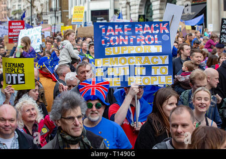 Londra, Regno Unito. 23 Mar, 2019. Più di un milione di persone marzo attraverso il centro di Londra per chiedere un altro referendum UE in quello che è chiamato " il popolo di marzo". Essi hanno aderito arally davanti al Parlamento. Credito: Tommy Londra/Alamy Live News Foto Stock