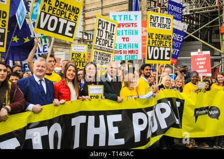 Londra, UK, 23 Mar 2019. Politici, tra cui Ian Blackford e vince il cavo, all'inizio. I manifestanti in abiti colorati con cartelli e striscioni. I dimostranti provenienti da tutto il Regno Unito e molti britannici Ex-Pats dall'estero, hanno viaggiato per aderire al "voto popolare marzo", a cui si fa riferimento anche come 'metterlo al popolo' marzo. Il mese di marzo, che ha visto la partecipazione di centinaia di migliaia, fa il suo modo da Park Lane, lungo Piccadilly, Trafalgar Square e Whitehall per terminare con interventi di attivisti politici e in piazza del Parlamento, Westminster. Foto Stock