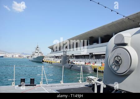 Il porto del Pireo, Grecia. 23 Mar, 2019. Sottomarino ' Matrozos' e fregata ' Idra' visto dalla torpediniera della Marina greca "Ritsos' al Porto di Pireo.a causa del Greco il giorno di indipendenza il porto del Pireo è aperto al pubblico una festività nazionale celebrato ogni anno in Grecia il 25 marzo per commemorare l inizio della guerra greco della sua indipendenza nel 1821. Credito: Giorgos Zachos SOPA/images/ZUMA filo/Alamy Live News Foto Stock