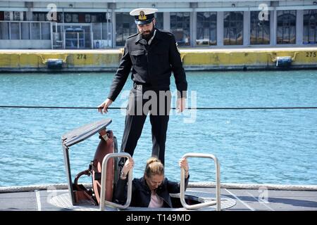 Il porto del Pireo, Grecia. 23 Mar, 2019. Un visitatore vede arrivare in sommergibile Matrozos al Porto del Pireo.a causa del Greco il giorno di indipendenza il porto del Pireo è aperto al pubblico una festività nazionale celebrato ogni anno in Grecia il 25 marzo per commemorare l inizio della guerra greco della sua indipendenza nel 1821. Credito: Giorgos Zachos SOPA/images/ZUMA filo/Alamy Live News Foto Stock