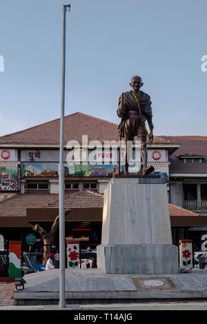 22-03-2019-Statua del Mahatma Gandhi,vicino a Pune e la stazione ferroviaria di Pune India Maharashtra Foto Stock