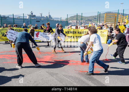 BILBAO, Spagna - marzo / 23/2019. Persone che protestano l arrivo della portaerei della Marina spagnola Juan Carlos I nel porto di Bilbao durante Foto Stock