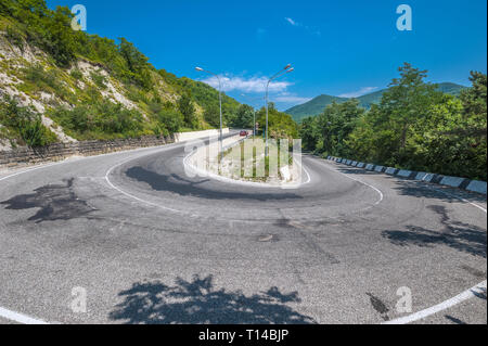 Russia, Regione Krasnodar, la strada di montagna a Sochi. Curva pericolosa di centoottanta gradi - il cosiddetto in russo "la linguetta di mothe Foto Stock