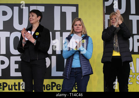 MPs Caroline Lucas, Justine Greening e Anna Soubry sul palco come essi indirizzo anti-Brexit gli attivisti in piazza del Parlamento che prendono parte al voto popolare marzo a Londra. Foto Stock