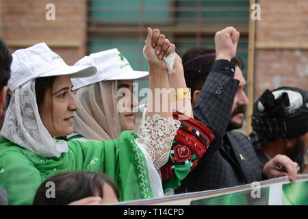 Quetta, Pakistan. 23 Mar, 2019. Quetta, Pakistan. Marzo 23rd, 2019: membri di Balochistan partito Awami esprimere solidarietà con il Pakistan partiti politici e le forze durante il rally di solidarietà per quanto riguarda il Pakistan risoluzione giorno 23 marzo. Questa risoluzione è un giorno di festa nazionale in Pakistan per la commemorazione del Lahore risoluzione approvata il 23 marzo 1940. Credit: Din Muhammad Watanpaal/Pacific Press/Alamy Live News Foto Stock