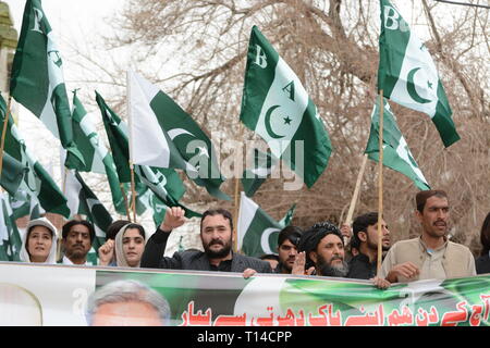 Quetta, Pakistan. 23 Mar, 2019. Quetta, Pakistan. Marzo 23rd, 2019: membri di Balochistan partito Awami esprimere solidarietà con il Pakistan partiti politici e le forze durante il rally di solidarietà per quanto riguarda il Pakistan risoluzione giorno 23 marzo. Questa risoluzione è un giorno di festa nazionale in Pakistan per la commemorazione del Lahore risoluzione approvata il 23 marzo 1940. Credit: Din Muhammad Watanpaal/Pacific Press/Alamy Live News Foto Stock