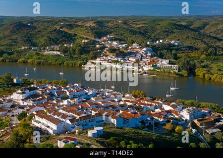 Vista panoramica e il fiume Guadiana, Spanish-Portuguese frontiera, Sanlucar De Guadiana, Huelva-provincia, regione dell'Andalusia, Spagna, Europa in background Alcoutim (Portogallo). Foto Stock