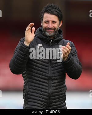 Lincoln City Danny Cowley applaude i tifosi a poppa a tempo pieno durante il cielo scommessa lega due corrispondono al popolo della Pension Stadium, Crawley. Foto Stock