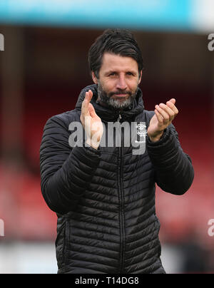 Lincoln City Danny Cowley applaude i tifosi a poppa a tempo pieno durante il cielo scommessa lega due corrispondono al popolo della Pension Stadium, Crawley. Foto Stock