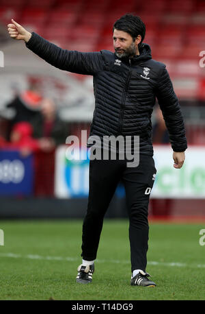 Lincoln City Danny Cowley applaude i tifosi a poppa a tempo pieno durante il cielo scommessa lega due corrispondono al popolo della Pension Stadium, Crawley. Foto Stock