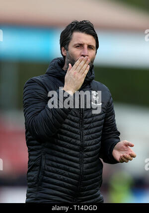 Lincoln City Danny Cowley applaude i tifosi a poppa a tempo pieno durante il cielo scommessa lega due corrispondono al popolo della Pension Stadium, Crawley. Foto Stock