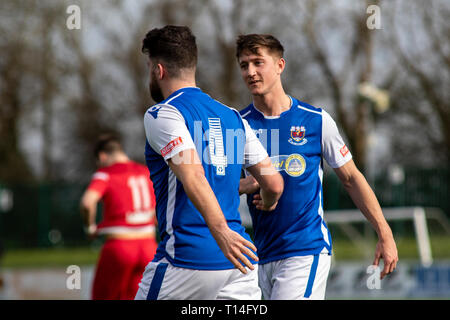 Cullen Kinsella di Penybont in azione contro Briton Ferry & Llanswel in Welsh Football League Division One a Bryntirion Park. Foto Stock