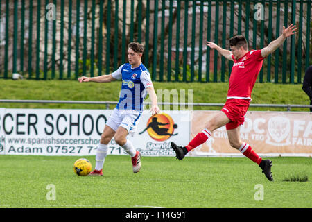 Cullen Kinsella di Penybont in azione contro Briton Ferry & Llanswel in Welsh Football League Division One a Bryntirion Park. Foto Stock