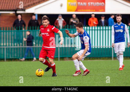 Cullen Kinsella di Penybont in azione contro Briton Ferry & Llanswel in Welsh Football League Division One a Bryntirion Park. Foto Stock