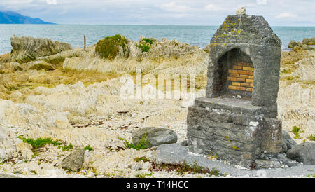 Kaikoura insolite caratteristiche costiere bianco arenaria stratificata con resti di vecchio camino, un residuo del tempo passato. Foto Stock