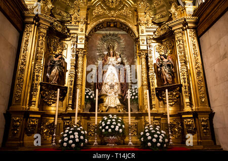 Un raffinato altare dentro la Basilica Macarena di Siviglia Foto Stock