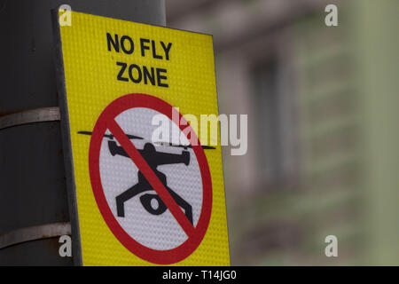 Il segno "no fly zone" che vieta i voli di aeromobili leggeri è installata in un centro di una città Foto Stock