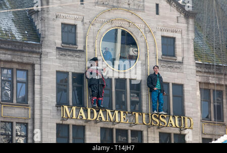 Amsterdam, Paesi Bassi - 20 Aprile 2017: facciata di Madame Tussauds Wax museo di scultura in Piazza Dam in Amsterdam Paesi Bassi Foto Stock