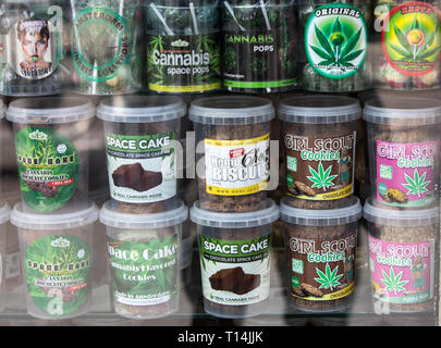 Amsterdam, Paesi Bassi - 20 Aprile 2017: una selezione della cannabis i cookie nella vetrina di un negozio in Amsterdam, Paesi Bassi Foto Stock