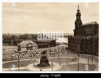 Cattedrale di Dresda (Hofkirche) e il monumento equestre di re Giovanni di Sassonia (König-Johann-Denkmal) in Theaterplatz di Dresda, in Germania, raffigurato in tedesco orientale non datata cartolina vintage. La cortesia dell'Azoor Collezione Cartoline. Foto Stock