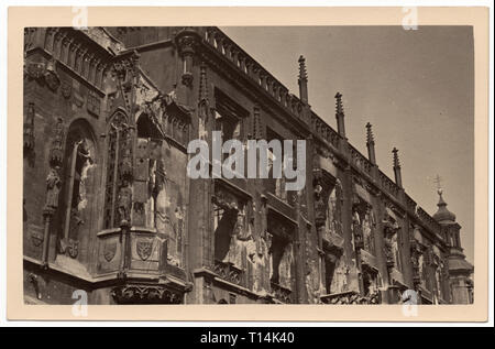 Il risarcimento danni con la cappella gotica (sinistra) e sul neo-ala gotica del Municipio della Città Vecchia (Staroměstská radnice) nella piazza della Città Vecchia (Staroměstské náměstí) a Praga, Cecoslovacchia, danneggiato durante la rivolta di Praga negli ultimi giorni della Seconda Guerra Mondiale nel maggio 1945. Bianco e nero fotografia vintage da uno sconosciuto fotografo adottate nel maggio 1945. La cortesia dell'Azoor Raccolta foto. Foto Stock