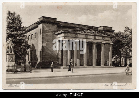 Monumento ai caduti nella Prima Guerra Mondiale noto come la Neue Wache (Nuovo Guardiola) in Unter den Linden di Berlino in Germania, raffigurato in tedesco la cartolina vintage datato dal 1940s. La cortesia dell'Azoor Collezione Cartoline. Foto Stock