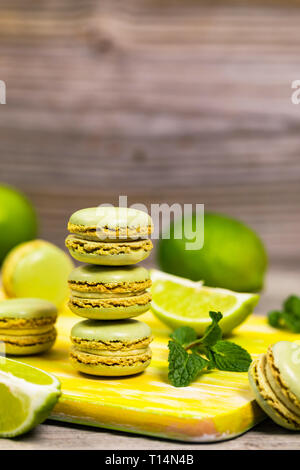 Macarone verde aromatizzato alla calce e alla menta. Messa a fuoco selettiva. Foto Stock