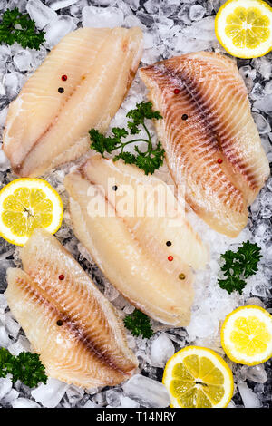 Il coregone di pesci di Tilapia filetto crudo su ghiaccio Foto Stock