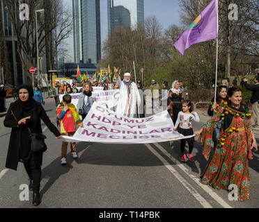 Francoforte, Germania. 23 Mar, 2019. I partecipanti marzo con banner e poster attraverso Francoforte. Parecchie migliaia di curdi hanno marciato attraverso Francoforte, per festeggiare Nawroz, il curdo nuova edizione del festival. Essa è stata la celebrazione centrale per la Germania e si è svolta sotto il motto "Free Abdullah Ocalan", il leader del PKK (Partito dei Lavoratori del Kurdistan). Credito: Michael Debets/Pacific Press/Alamy Live News Foto Stock