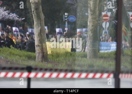 Francoforte, Germania. 23 Mar, 2019. Il marzo riflette in uno degli edifici della banca. Parecchie migliaia di curdi hanno marciato attraverso Francoforte, per festeggiare Nawroz, il curdo nuova edizione del festival. Essa è stata la celebrazione centrale per la Germania e si è svolta sotto il motto "Free Abdullah Ocalan", il leader del PKK (Partito dei Lavoratori del Kurdistan). Credito: Michael Debets/Pacific Press/Alamy Live News Foto Stock