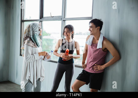 Sport amico chat durante l'esercizio break Foto Stock