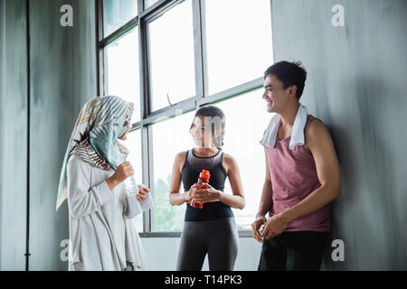 Sport amico chat durante l'esercizio break Foto Stock