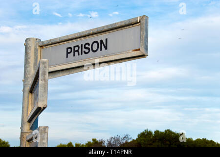 Segnaletica direzionale di Robben Island prigione, dove Nelson Mandela fu imprigionato durante l apartheid, Cape Town, Sud Africa. Foto Stock