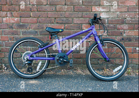 Un kids piccola rana viola bike. Foto Stock