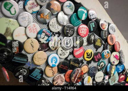 Un sacco di badge rotondo su una scala in un negozio di record Foto Stock