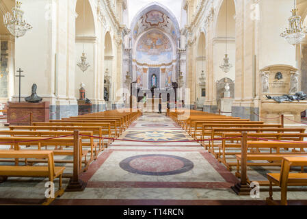 La navata centrale e la cupola della cattedrale di Sant'Agata di Catania, Sicilia, Italia. Foto Stock