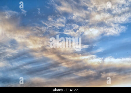 Vista del cielo blu con nuvole, giornata invernale, può essere utilizzato per lo sfondo. Foto Stock