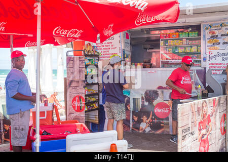 Piatti informali e fornitori di chiosco sulla spiaggia dove è possibile acquistare un fast food e prendere sempre in Muizenberg, Cape Peninsula, Cape Town, Sud Africa in estate Foto Stock