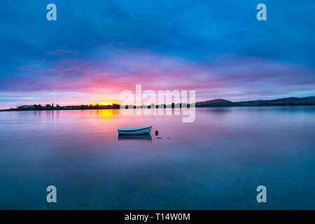 Sunrise over calma baia del porto di Tauranga sfondo naturale Foto Stock