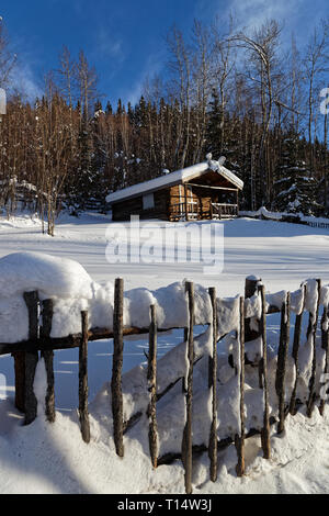 DAWSON CITY, Yukon, Canada, 10 marzo 2019 : poeta Robert cabina di servizio. Dawson City è legata alla corsa all'Oro nel Klondike che viene presentato in modo preminente in Foto Stock