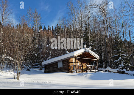 DAWSON CITY, Yukon, Canada, 10 marzo 2019 : poeta Robert cabina di servizio. Dawson City è legata alla corsa all'Oro nel Klondike che viene presentato in modo preminente in Foto Stock