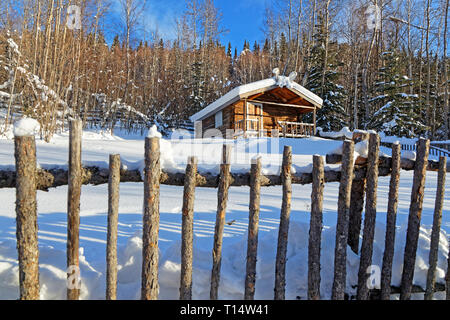 DAWSON CITY, Yukon, Canada, 10 marzo 2019 : poeta Robert cabina di servizio. Dawson City è legata alla corsa all'Oro nel Klondike che viene presentato in modo preminente in Foto Stock