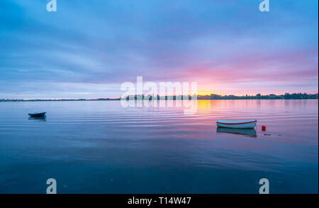 Sunrise over calma baia del porto di Tauranga sfondo naturale Foto Stock