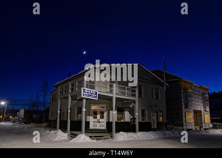 DAWSON CITY, Yukon, Canada, 10 marzo 2019 : notte sulla città vecchia. Dawson City è legata alla corsa all'Oro nel Klondike e presentato in modo preminente in n. Foto Stock