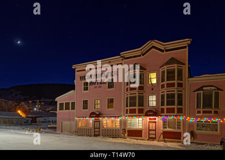 DAWSON CITY, Yukon, Canada, 10 marzo 2019 : notte sulla città vecchia. Dawson City è legata alla corsa all'Oro nel Klondike e presentato in modo preminente in n. Foto Stock