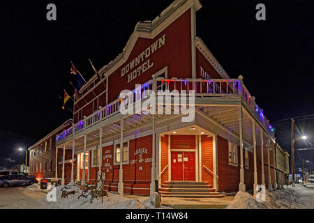 DAWSON CITY, Yukon, Canada, 11 marzo 2019 : notte sulla città vecchia. Dawson City è legata alla corsa all'Oro nel Klondike e presentato in modo preminente in n. Foto Stock