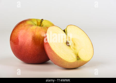 Intere fresche apple e la metà di un isolato di apple. Foto Stock