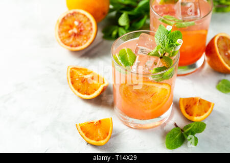 Bloody bevanda a base di arancia e ingredienti Foto Stock