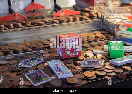 Close up twp pence pezzi in una monetina spingere la macchina in arcade Foto Stock